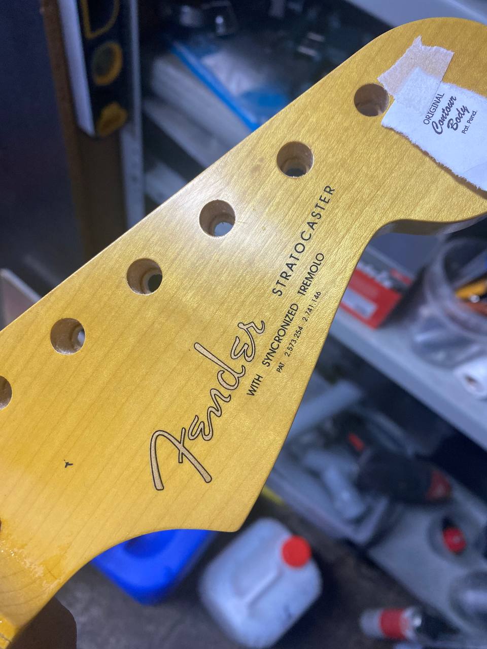 Гриф гитары Fender Stratocaster с надписями, напечатанными шелкографией по лакированному дереву