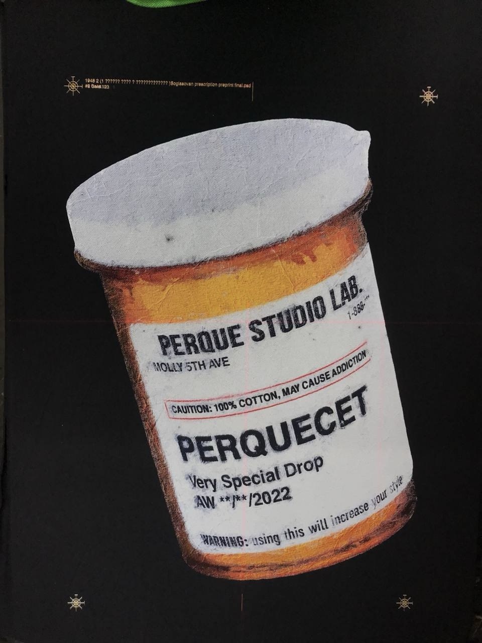 Полноцветный принт «баночка Perquecet» на чёрной ткани с метками приводки: результат автоматического цветоделения для шелкографии